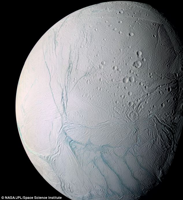 Мозаика из изображений, показывающих трещины в лунной Энцелада Сатурна, полученных космическим аппаратом Cassini во время его непосредственной пролета 9 марта и 14 июля 2005 года. Исследователи говорят, что трещины также намекают на подземных океанов, которые могли бы питать жизнь