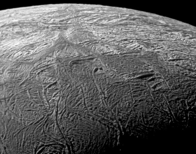 Крупный план. Вид на разлом на Энцеладе, полученных Кассини во время его пролета 21 ноября 2009. Площадь около 504 километров (313 миль) в поперечнике. Фото НАСА