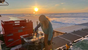 Измерения фиксации азота в Северном Ледовитом океане на борту судна RV Polarstern. Автор: Ребекка Дункан