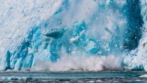 Рекордное таяние: ледник Гектория в Антарктиде потерял половину своего объема за два месяца, оторвавшись от плоского дна. Ученые предупреждают, что подобные процессы под крупными ледниками могут неожиданно ускорить рост уровня моря. Фото: Shutterstock.