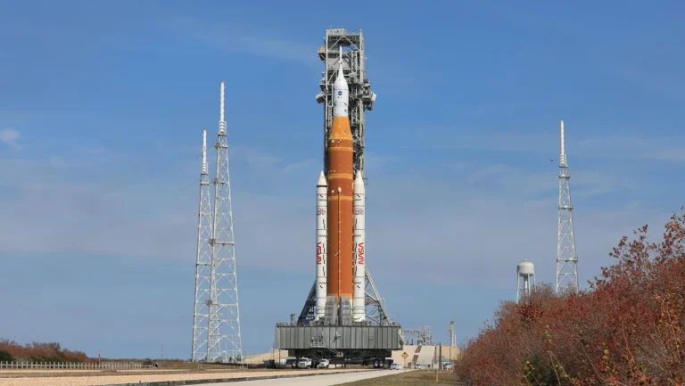 Ракета Space Launch System для миссии NASA Artemis II была возвращена в ангар Космического центра Кеннеди во Флориде для ремонта 25 февраля. Ракета должна отправить астронавтов к Луне впервые с 1972 года, но запуск задерживается из-за утечек топлива. Фото: Kim Shiflett/NASA