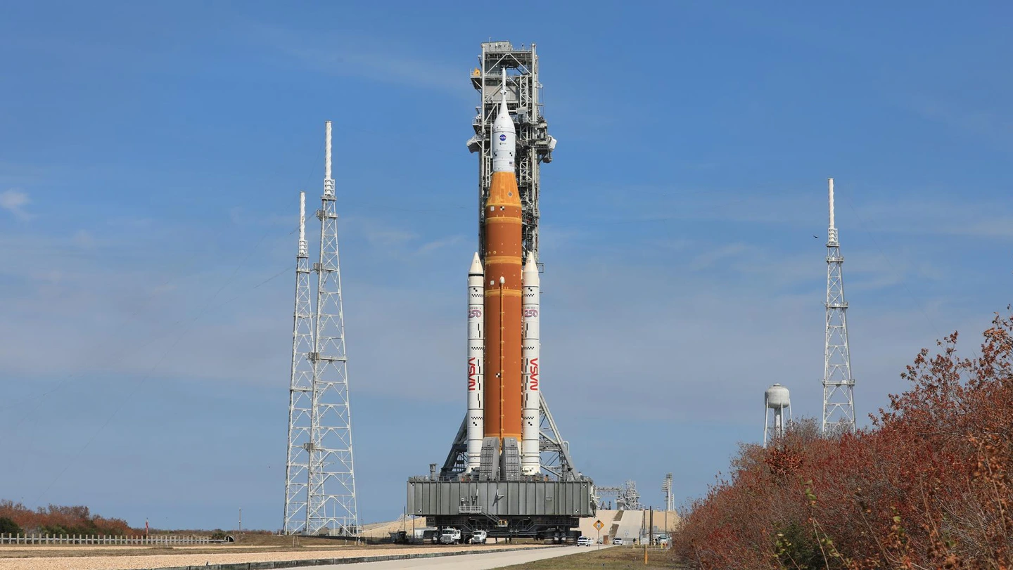 Ракета Space Launch System для миссии NASA Artemis II была возвращена в ангар Космического центра Кеннеди во Флориде для ремонта 25 февраля. Ракета должна отправить астронавтов к Луне впервые с 1972 года, но запуск задерживается из-за утечек топлива. Фото: Kim Shiflett/NASA