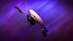 Два идентичных космических аппарата NASA «Вояджер», запущенные в 1977 году, движутся через межзвездное пространство со скоростью около 35 000 миль в час (56 000 км/ч). На этом авторском изображении изображен один из зондов, удаляющийся от Земли. Источник: NASA/JPL-Caltech
