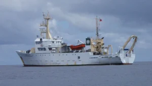 Учёные на борту исследовательского судна R/V Ocean Researcher I отобрали пробы воды в южной части Восточно-Китайского моря, чтобы изучить последствия тайфуна «Мария». Изображение предоставлено Yiing Jang Yang
