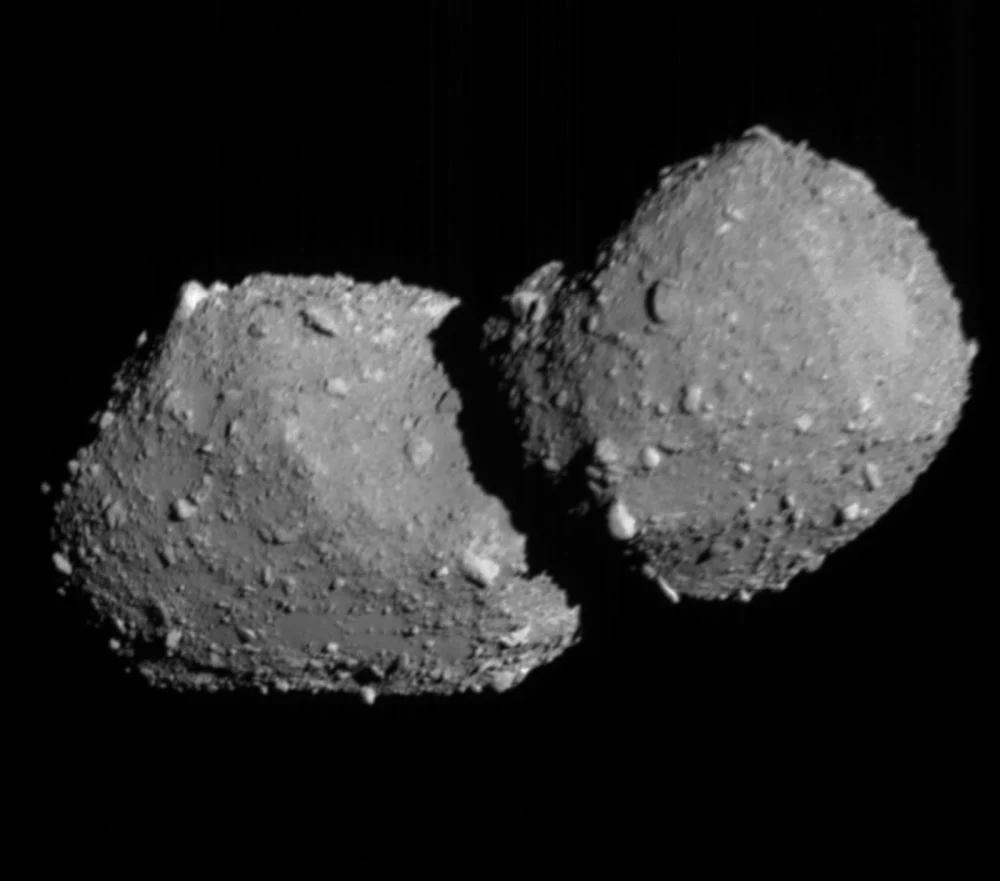 Космический аппарат JAXA «Хаябуса-2» передал на Землю первый крупный снимок астероида Торифунэ. Изображение наглядно показывает, что этот астероид является контактной двойной системой, состоящей из двух когда-то отдельных астероидов, которые впоследствии объединились. Авторы изображения: JAXA, Токийский университет, Тибийский технологический институт, Институт науки Токио, AIST, Парижская обсерватория, IAC.