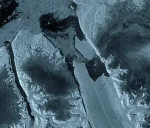 Миссия Европейского космического агентства Copernicus Sentinel-1 зафиксировала драматические изменения в районе ледника Петерманн на северо-западе Гренландии, где 4 августа 2026 года откололся участок плавучего ледяного языка ледника площадью 76 квадратных километров. Источник: Содержит измененные данные Copernicus Sentinel (2026), обработанные ESA.