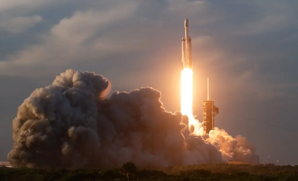 Запуск ракеты SpaceX Falcon Heavy с космодрома NASA во Флориде. На борту — космический телескоп имени Нэнси Грейс Роман. (Фото: NASA / Джоэл Ковски)