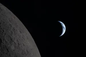 Земля, снятая экипажем «Артемиды II», когда корабль начал заходить за обратную сторону Луны 6 апреля. Источник: NASA.